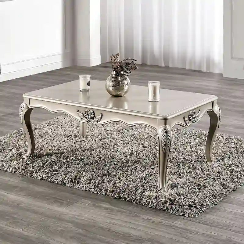 Table basse traditionnelle Clarissa en bois massif avec pieds sculptés